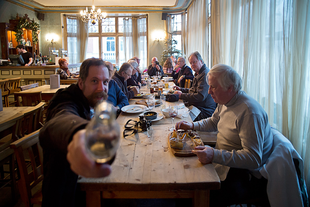 ...and almost as much eating as talking. Dan Bachmann says cheers to farnz at The Coachmakers of Marylebone pub on Marylebone Lane (Photo farnz)